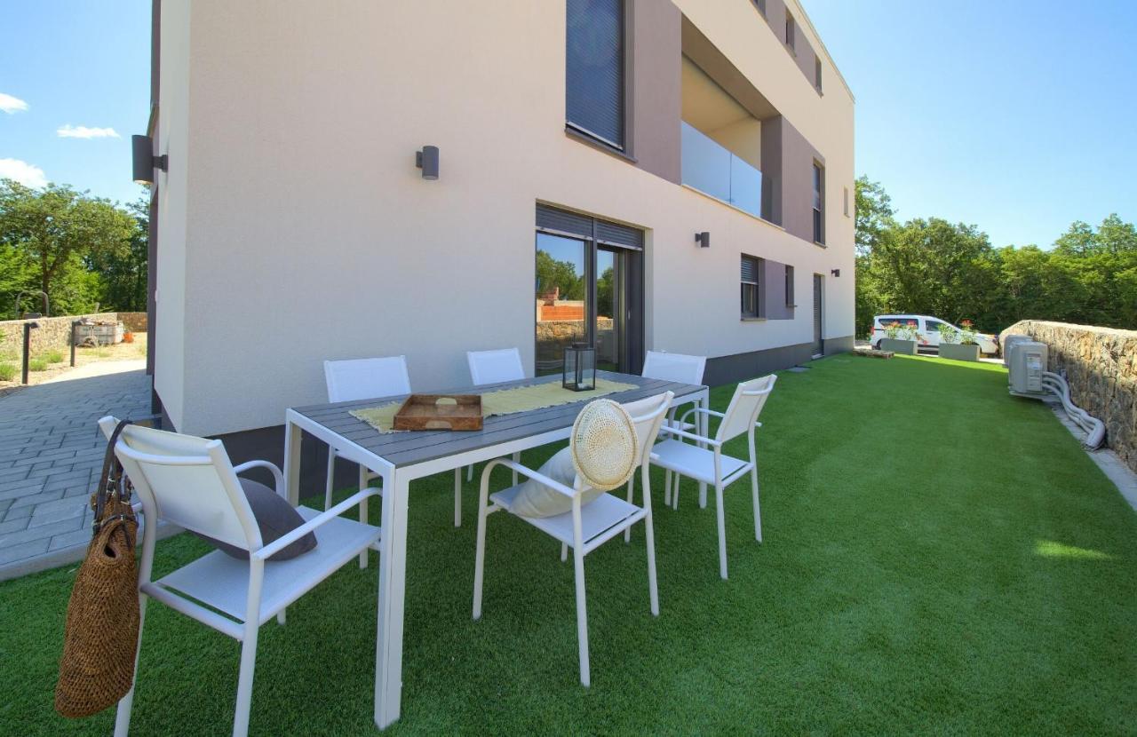 Apartments Sol Njivice Exterior foto